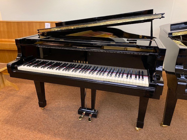 Yamaha C-3D von 1984 in Schwarz glänzend