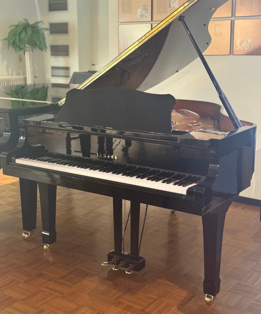 Yamaha C2 von 1997 in Schwarz glänzend