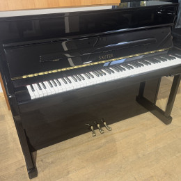 Sauter 111 von 1993 in Schwarz glänzend