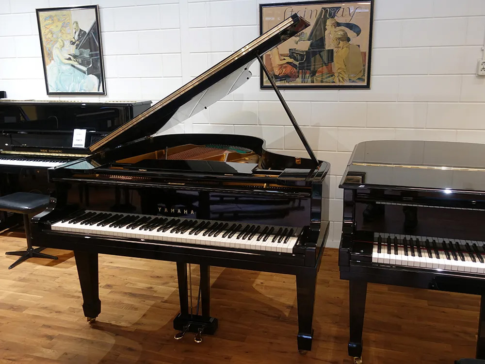 Yamaha G2 von 1965 in Schwarz glänzend