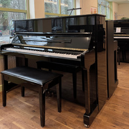 Yamaha P121 NT von 2008 in Schwarz glänzend