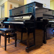 Yamaha U1 H von 1977 in Schwarz glänzend