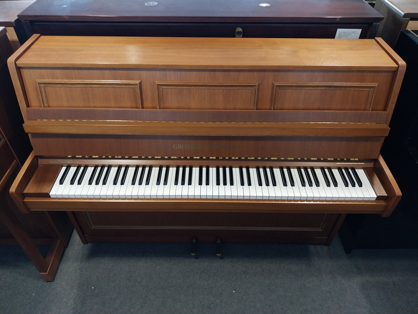 Grotrian-Steinweg 110M AD von 1978 in Nussbaum matt