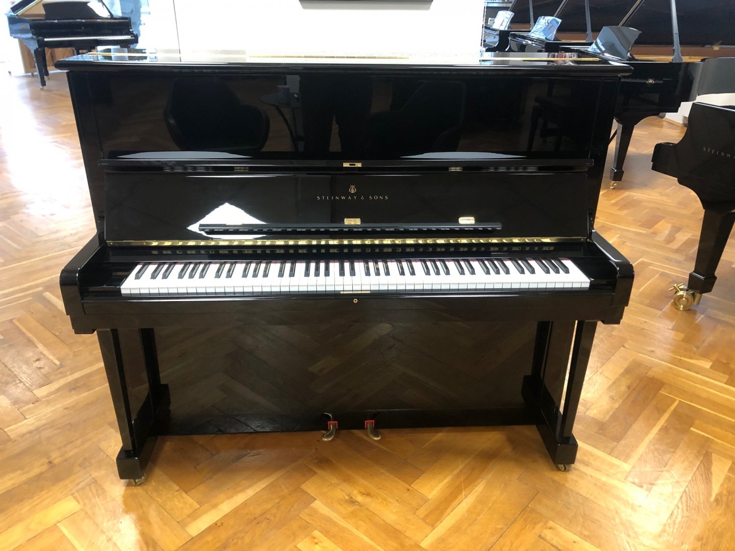 Steinway & Sons V 125 von 1984 in Schwarz glänzend