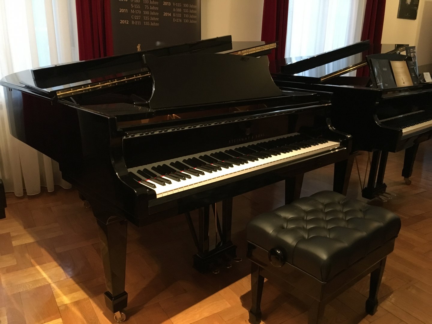 Steinway & Sons 0 180 schwarz poliert von 1991 in Schwarz glänzend