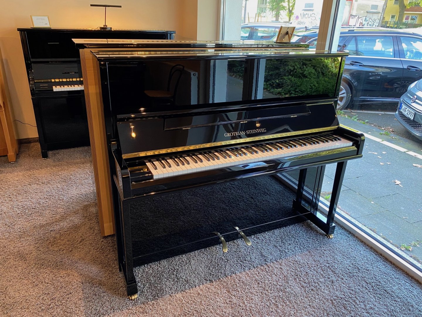 Grotrian-Steinweg 122 A von 1995 in Schwarz glänzend