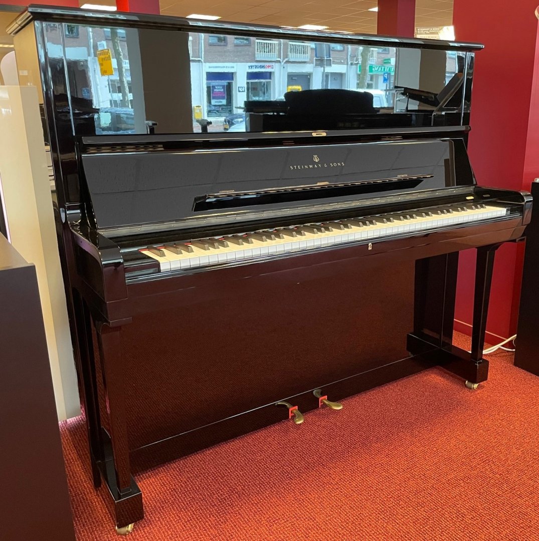 Steinway & Sons K 132 von 1986 in Schwarz glänzend
