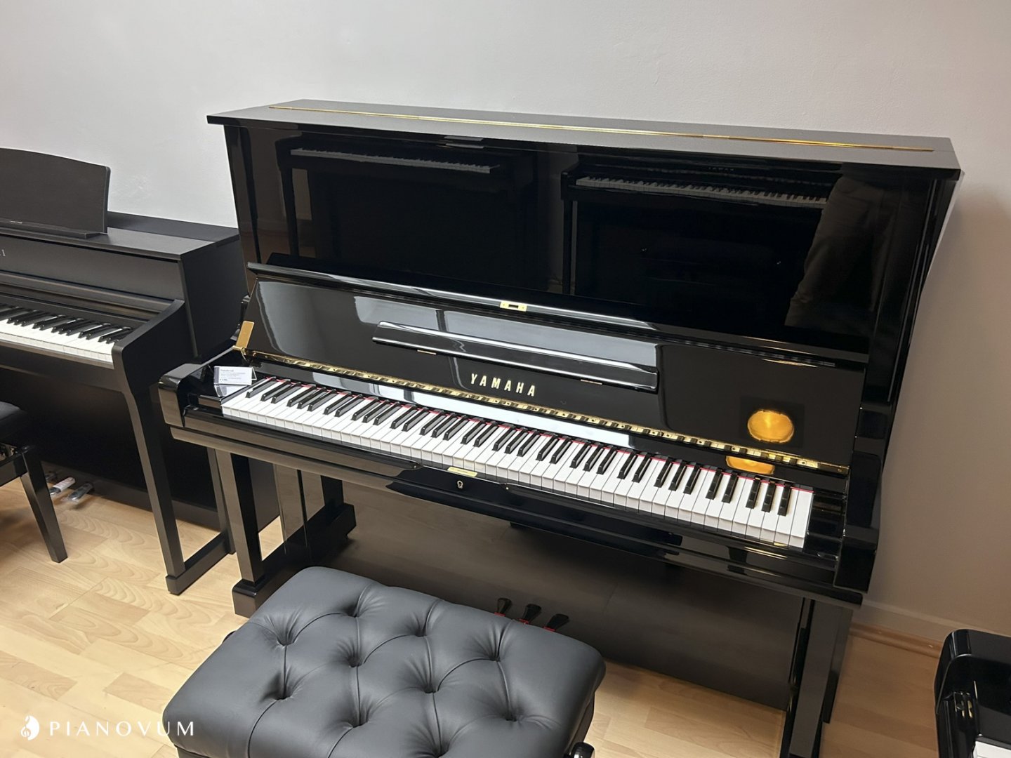 Yamaha U3 M von 1985 in Schwarz glänzend