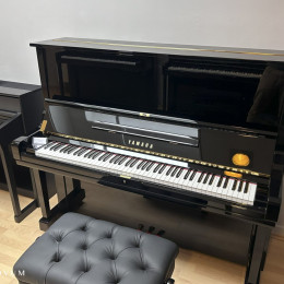Yamaha U3 von 1971 in Schwarz glänzend