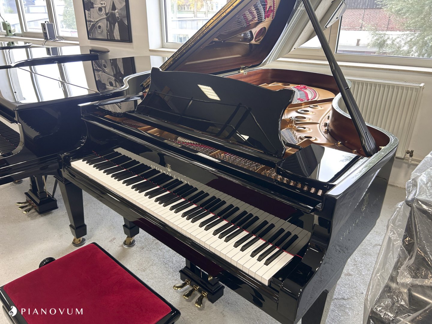 Steinway & Sons B-211 von 1996 in Schwarz glänzend