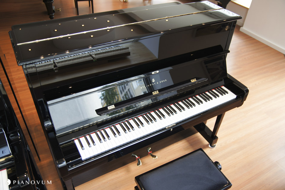 Steinway & Sons V-125 von 2014 in Schwarz glänzend