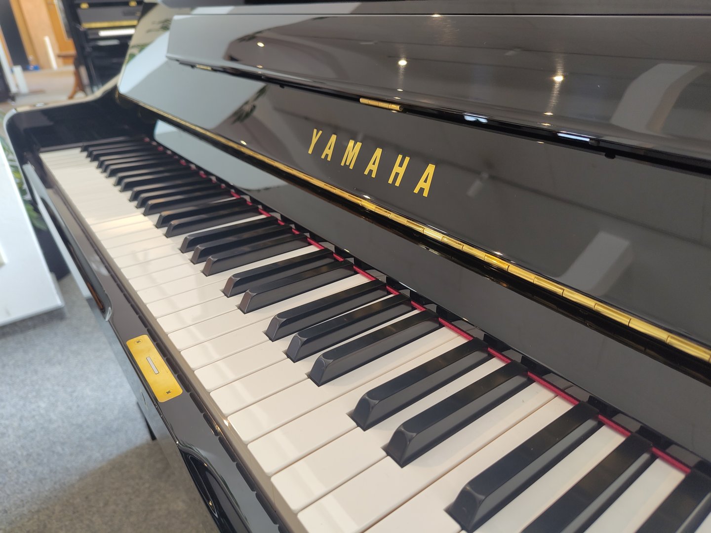 Yamaha U1 von 2023 in Schwarz glänzend