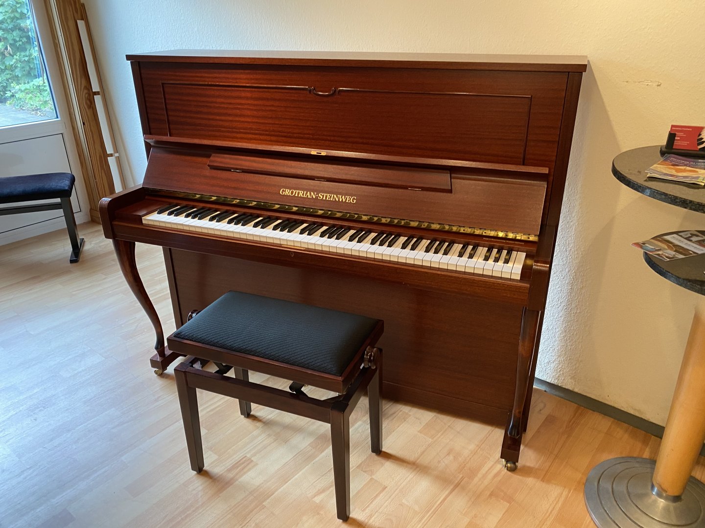 Grotrian-Steinweg 122 Mahagoni mit Swing Konsolen von 1982 in Mahagoni matt