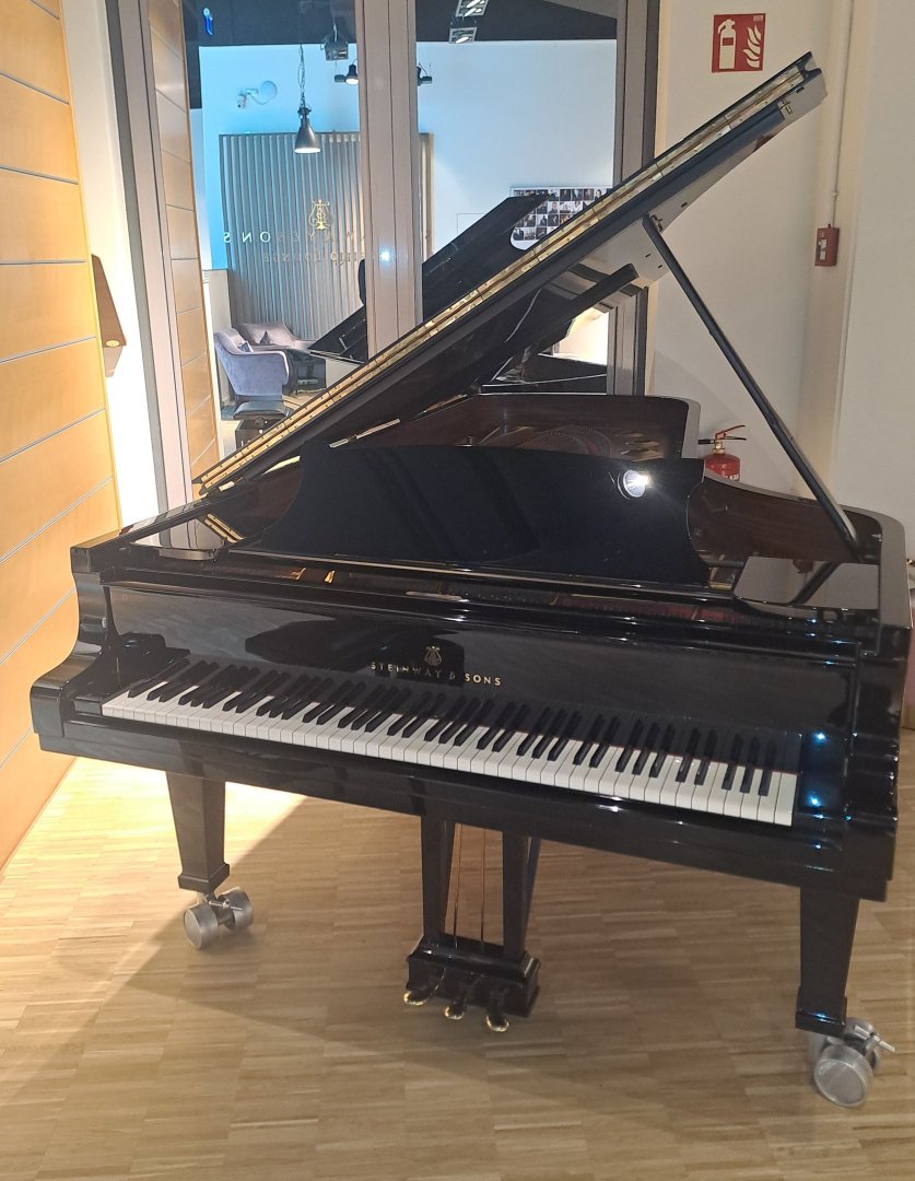 Steinway & Sons D-274 von 1973 in Schwarz glänzend