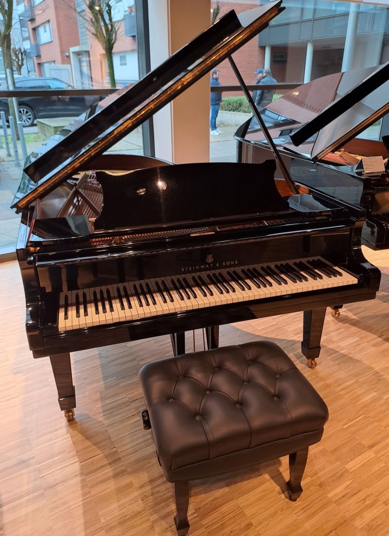 Steinway & Sons B-211 von 1991 in Schwarz glänzend
